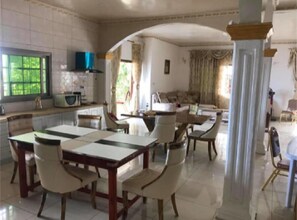Se sirven desayunos, comidas, cenas y cocina local e internacional 