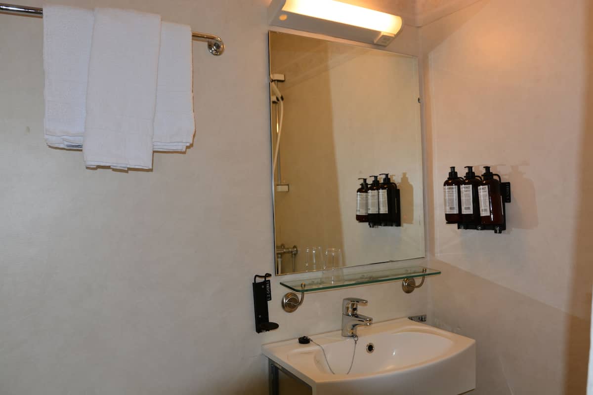 Single Room (Property only reachable by train) | Bathroom