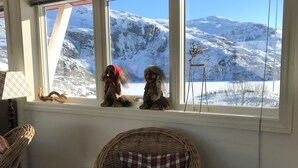 A room with a view of snow-covered mountains through a large window. - Vatnahalsen Høyfjellshotell (Aurland)