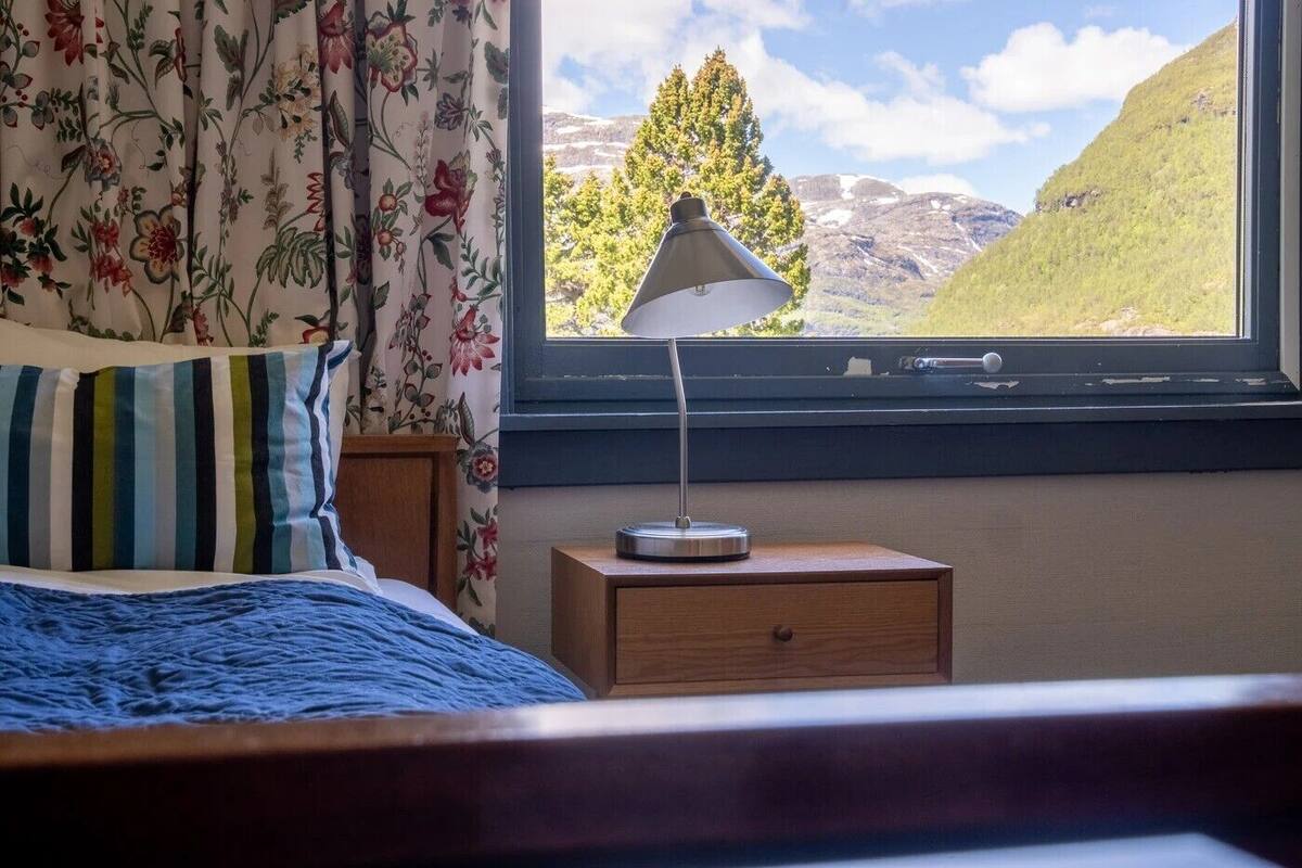 Single Room (Property only reachable by train) | Free WiFi, bed sheets