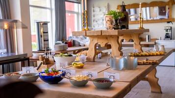 Petit déjeuner, déjeuner et dîner servis sur place