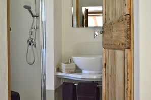 Chambre double, balcon (Volpe) | Salle de bain | Articles de toilette (gratuits), séchoir à cheveux, peignoirs