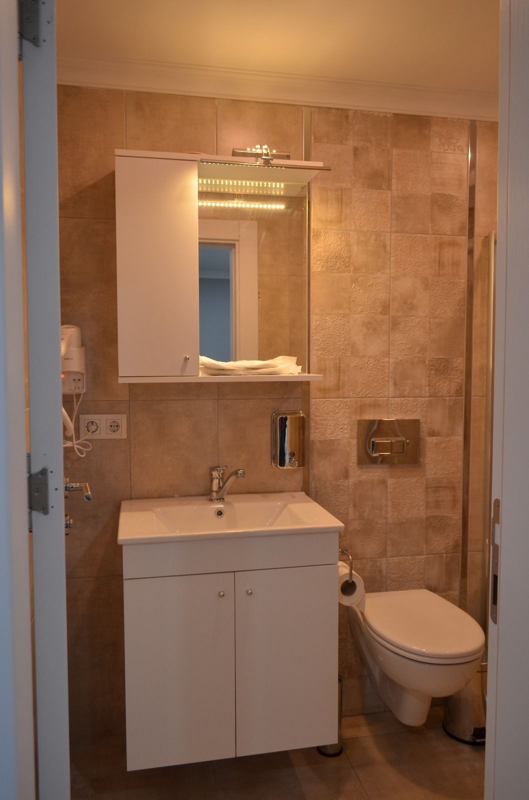 shower, free toiletries, hair dryer, slippers