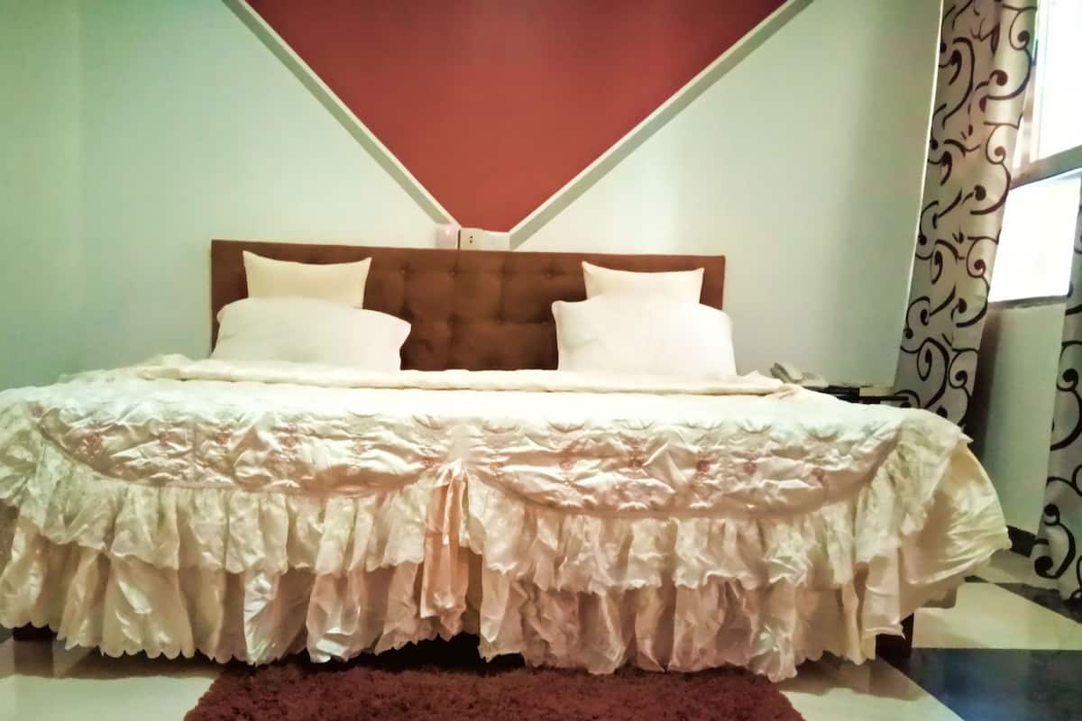 Family Suite, Pool View | Premium bedding, blackout drapes, rollaway beds, free WiFi