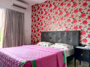 Deluxe Double Room, Pool View | Peralatan tempat tidur premium, langsir/tirai gelap terus 