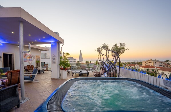 Terrace/patio - Mesogios House Suites (Larnaca)