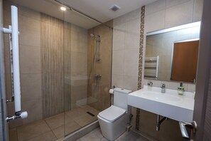 Phòng đôi hoặc 2 giường đơn Superior | Phòng tắm | Buồng tắm vòi sen, dép đi trong nhà, khăn tắm, xà phòng 