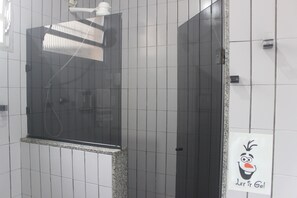 Ducha del cuarto de baño