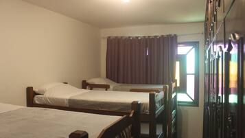 Dormitório compartilhado conforto, banheiro privativo | Escrivaninha, espaço de trabalho para notebook