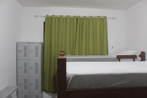 Economy Shared Dormitory | Desk, laptop workspace, iron/ironing board, free WiFi - Casa Monjardim (Vitoria)