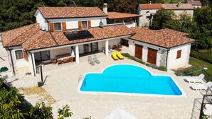 A villa with a swimming pool, multiple rooms, and a covered patio area. - Arton Villa in the Heart of Istria (Zminj)