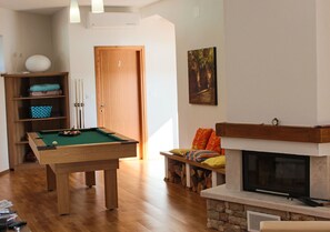 Vila, piscina particular, vista para o jardim | Área de estar | TV de tela plana, DVD player