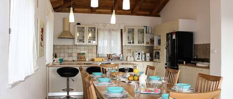Villa, piscina privata, vista giardino | Cucina privata | Frigorifero con congelatore, microonde, forno, piano cottura