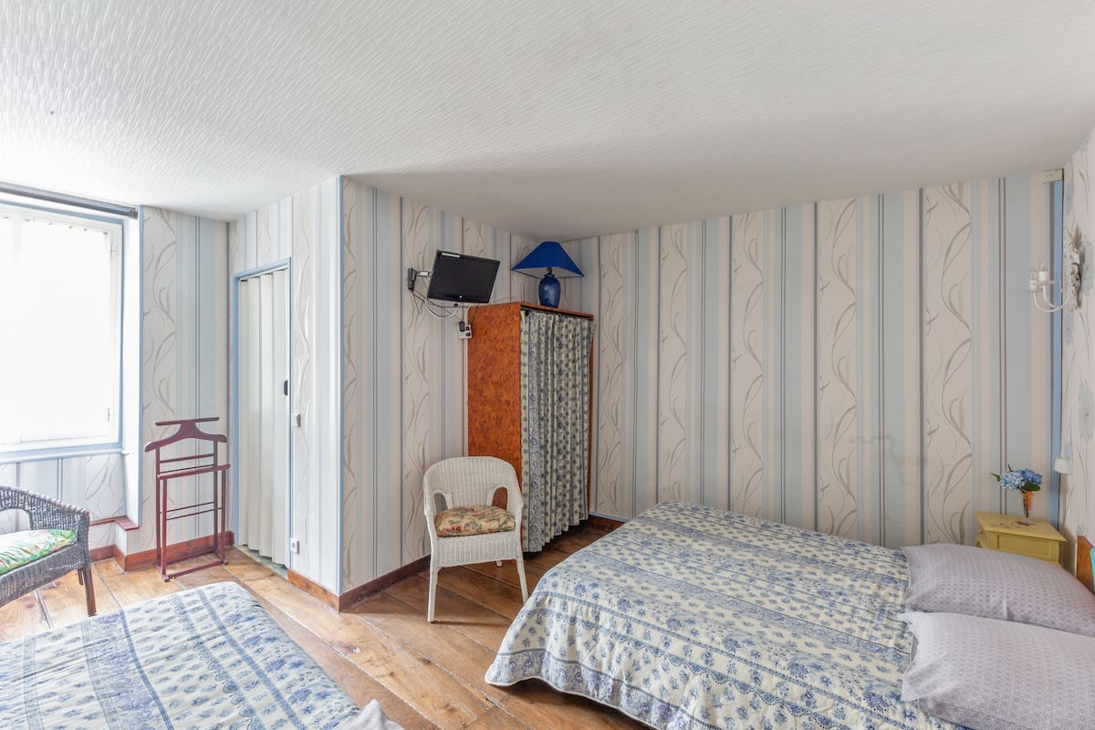 quadruple room | free wifi, bed sheets