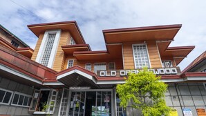 Un edificio con un letrero que dice "Old Orangewood" y un letrero de "Bed and Breakfast" debajo.