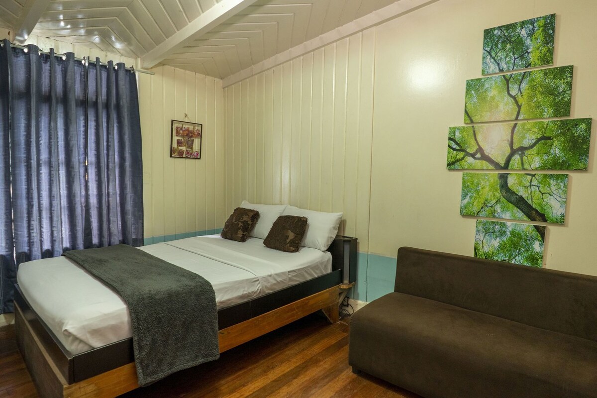 Tabla de planchar con plancha, wifi gratis y ropa de cama 