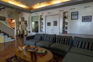 24-inch flat-screen TV with cable channels, TV - Old Orangewood Bed & Breakfast (Baguio)