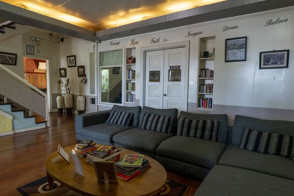 케이블 채널 시청이 가능한 24인치 평면 TV, TV