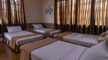 Quarto família (5 Adults) | Ferros/tábuas de passar roupa, Wi-Fi de cortesia, roupa de cama