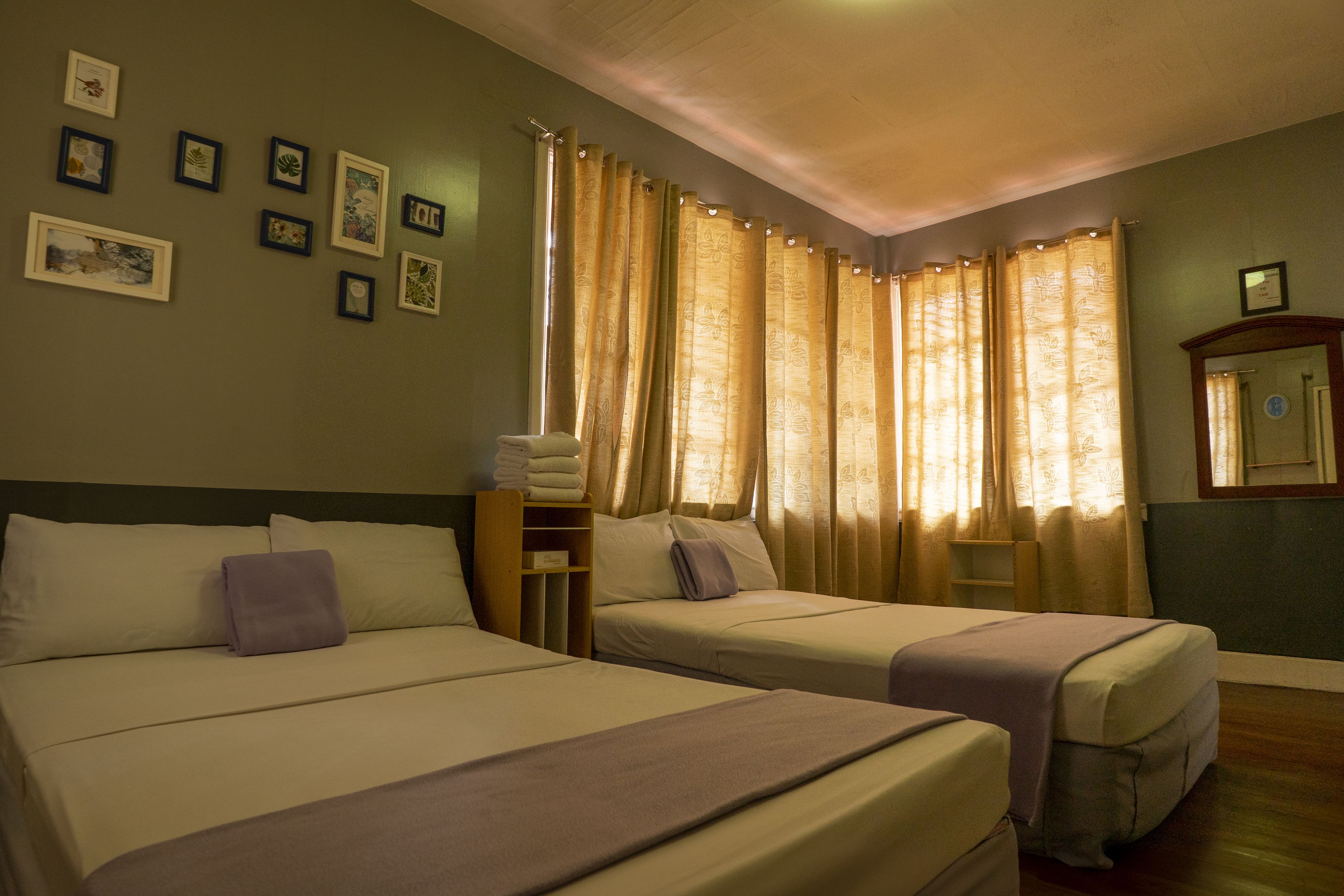 Eenvoudige vierpersoonskamer | Een strijkplank/strijkijzer, gratis wifi, beddengoed