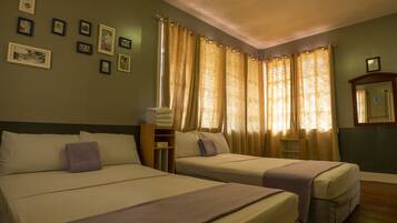 Eenvoudige vierpersoonskamer | Een strijkplank/strijkijzer, gratis wifi, beddengoed