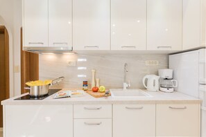 Classic Apartment, 3 Bedrooms | Private kitchen | Fridge, microwave, stovetop, dishwasher - Apartman Grgur (Split)