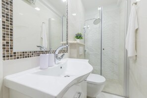 Classic Apartment, 3 Bedrooms | Bathroom