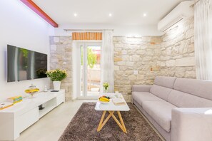 Classic Apartment, 3 Bedrooms | Living area | LED TV - Apartman Grgur (Split)
