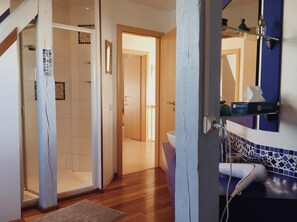 Shower, hair dryer, towels, soap - B&B - En Alsace avec Annie (Saverne)