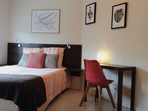 Room (Côté Cour) | Individually decorated, individually furnished, desk, soundproofing - B&B - En Alsace avec Annie (Saverne)
