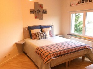 Individually decorated, individually furnished, desk, soundproofing - B&B - En Alsace avec Annie (Saverne)