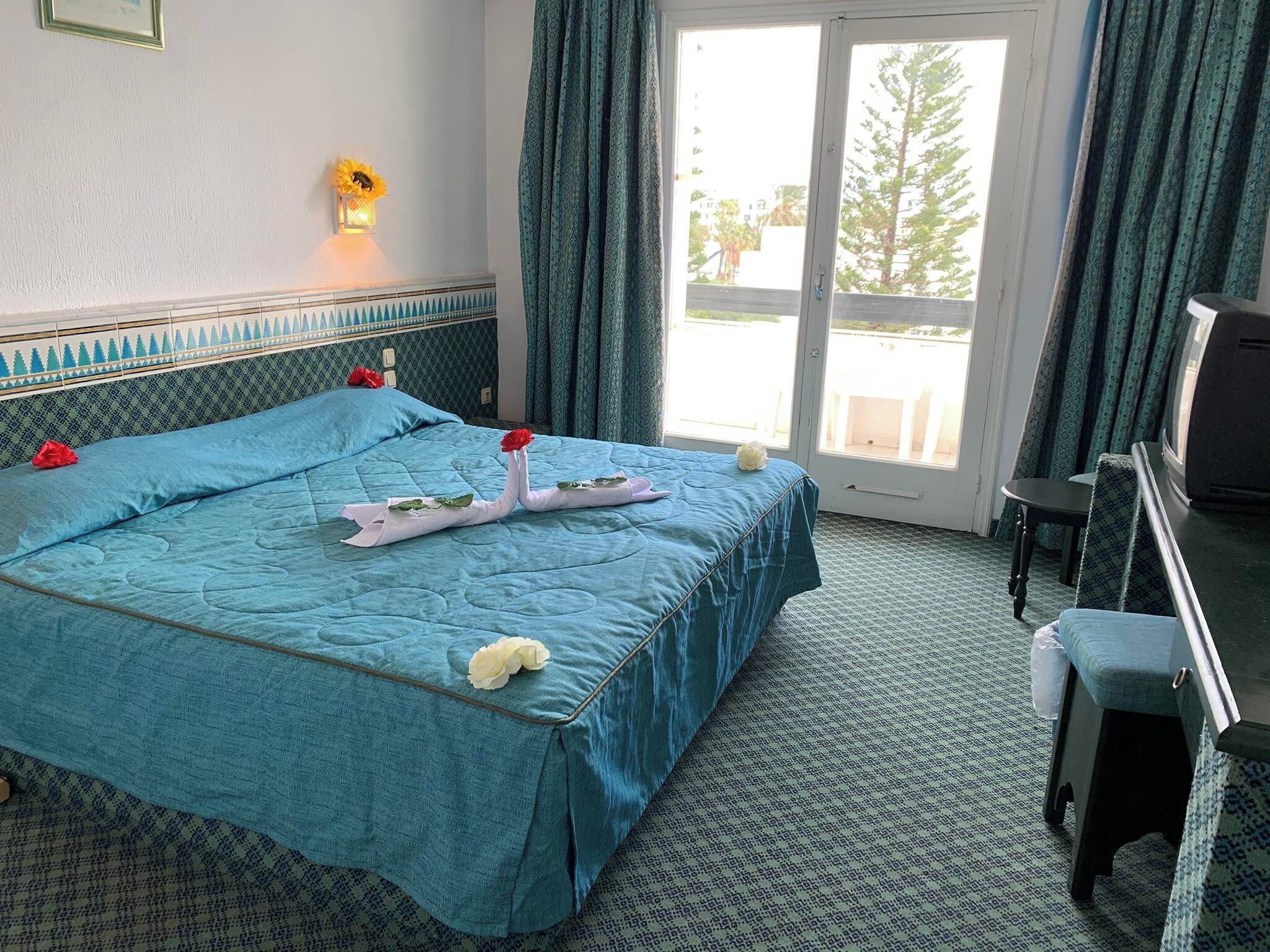 Triple Room | Desk, blackout drapes, free cribs/infant beds, bed sheets