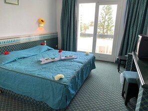 Triple Room | Desk, blackout drapes, free cribs/infant beds, bed sheets - Hôtel Jinene (Sousse)
