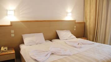 Escritorio, cortinas blackout, cunas gratuitas y ropa de cama