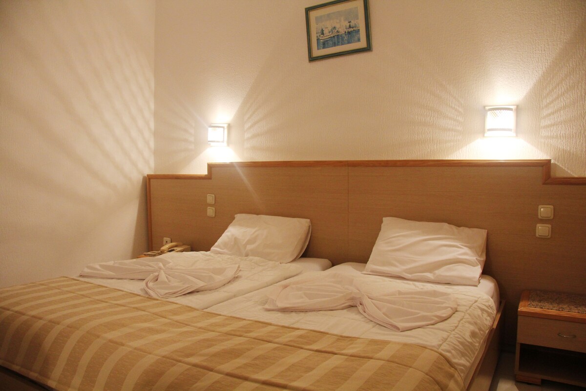 Quadruple Room | Blackout drapes, cribs (free), bed sheets