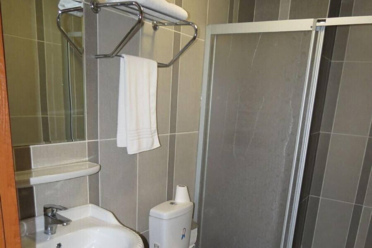 Een douche, gratis toiletartikelen, een haardroger, handdoeken