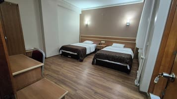 Escritorio, espacio para trabajar con laptop y wifi gratis