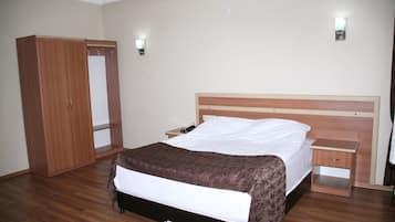 Double Room | Desk, laptop workspace, free WiFi, bed sheets