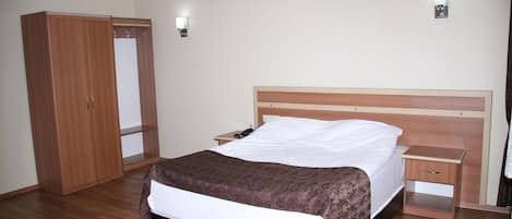 Double Room | Desk, laptop workspace, free WiFi, bed sheets