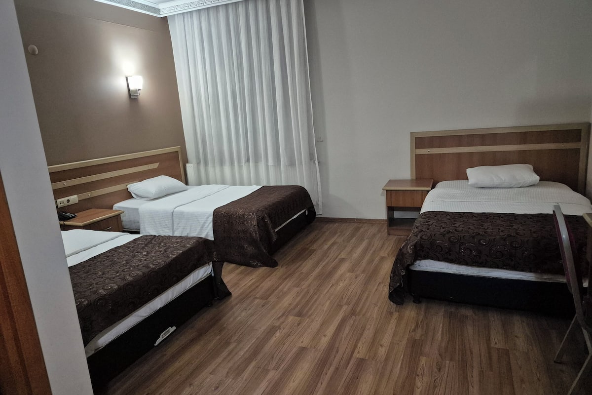 Bureau, espace de travail pour ordinateur portable, Wi-Fi gratuit