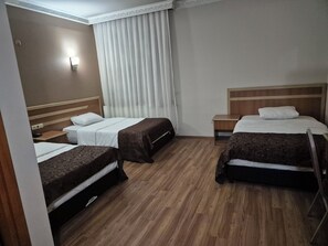 Desk, laptop workspace, free WiFi, bed sheets - Birlik Sahin Hotel (Agri)