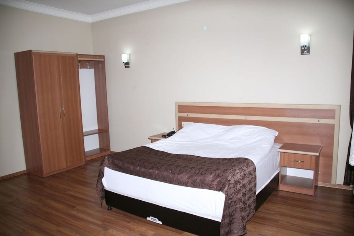 Desk, laptop workspace, WiFi (free), bed sheets
