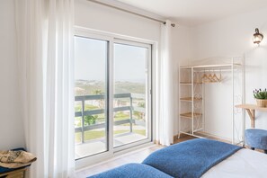 Chambre avec lits jumeaux, balcon, vue mer | Décoration personnalisée, ameublement personnalisé, bureau