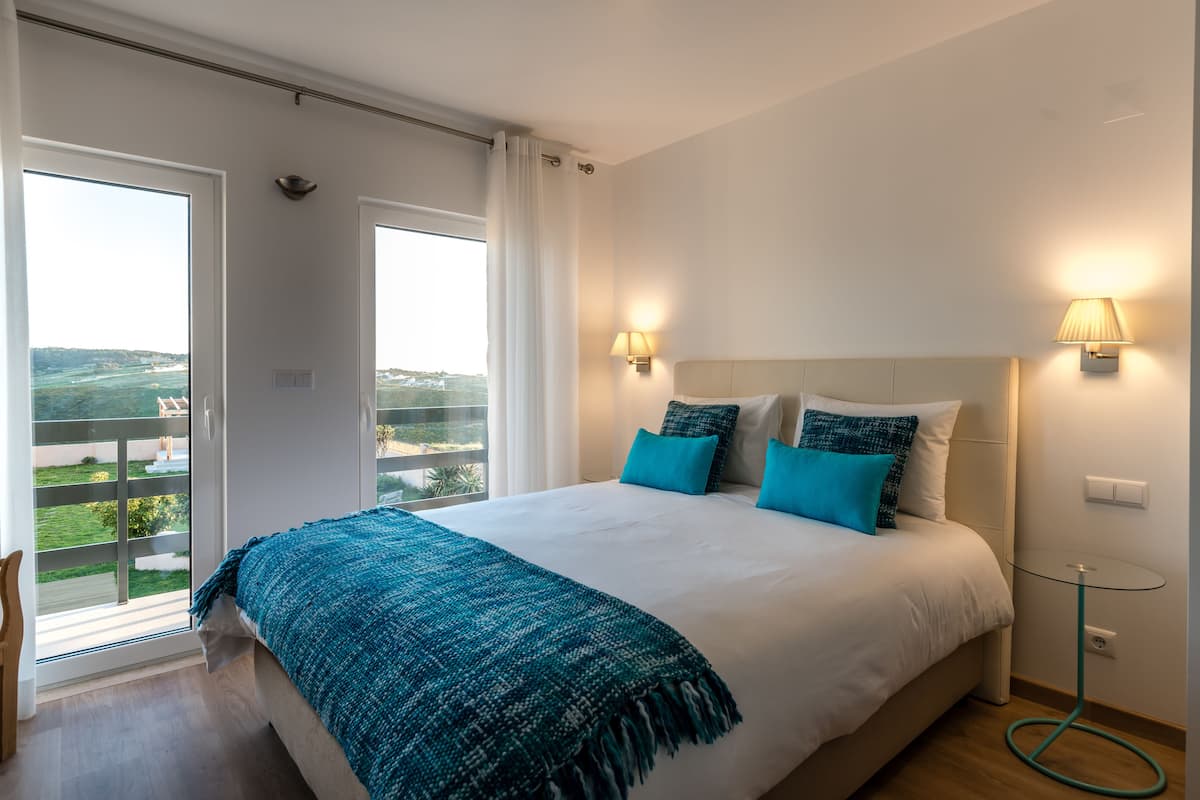 Double Room, Balcony, Sea View | Individually decorated, individually furnished, desk, bed sheets