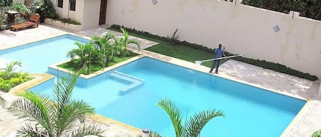 Una piscina al aire libre