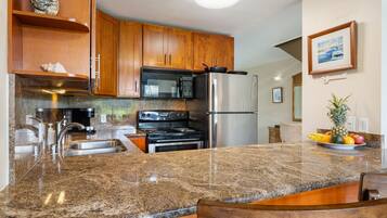 Een koelkast, een magnetron, een oven, een kookplaat