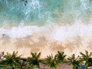 Playa en los alrededores, camastros y toallas de playa 