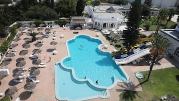 Sisäuima-allas, kauden mukainen ulkouima-allas, aurinkotuoleja