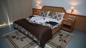 Kolmen hengen huone | Työpöytä, pimennysverhot, ilmainen Wi-Fi, vuodevaatteet