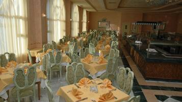 2 restaurants; breakfast, lunch and dinner served